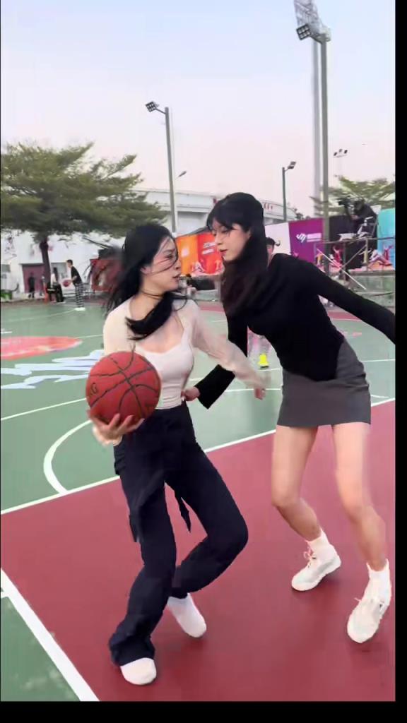 這么高的女孩子都防不住，你叫吧友們怎么防？？？